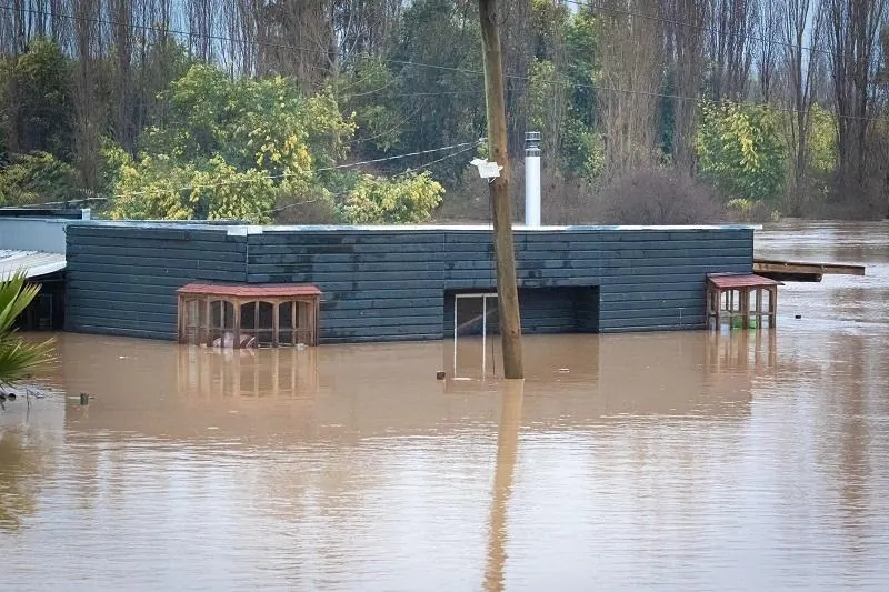 Vivienda cubierta por el agua durante una inundación