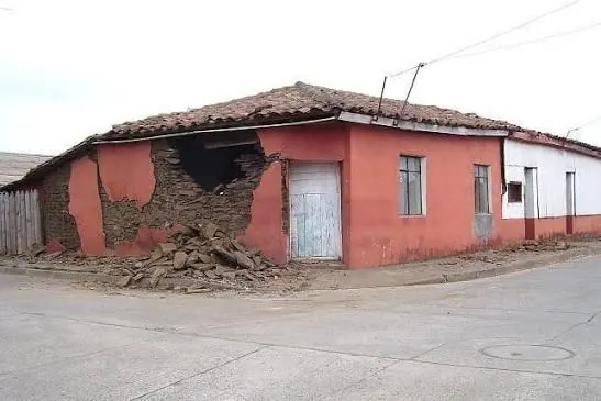 Casa de adobe dañada por un terremoto en San Javier